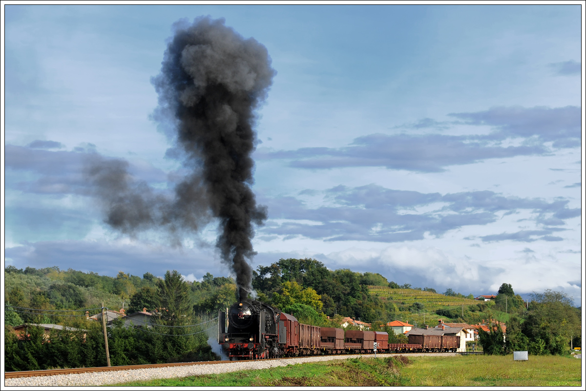 06-018 mit ihrem 17042 von Sežana nach Nova Gorica am 9.10.2015 zwischen Prvačina und Okroglica.
