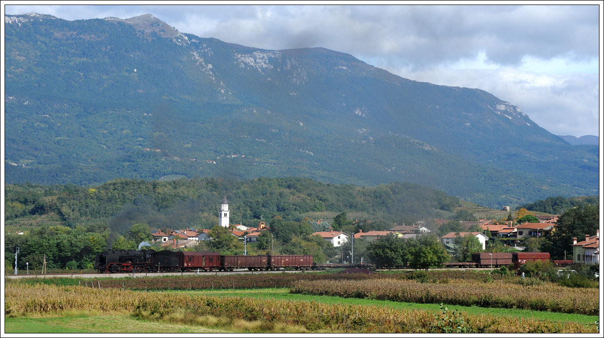 06-018 mit ihrem 17042 von Sežana nach Nova Gorica am 9.10.2015 beim Einfahrsignal Prvačina aufgenommen.