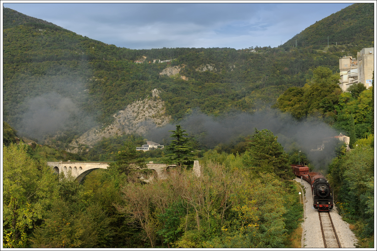 06-018 mit ihrem Fotozug 17029 am 8.10.2015 kurz nach der Überquerung der 220 Meter langen Salcanobrücke (Solkanski most) in Solkan.