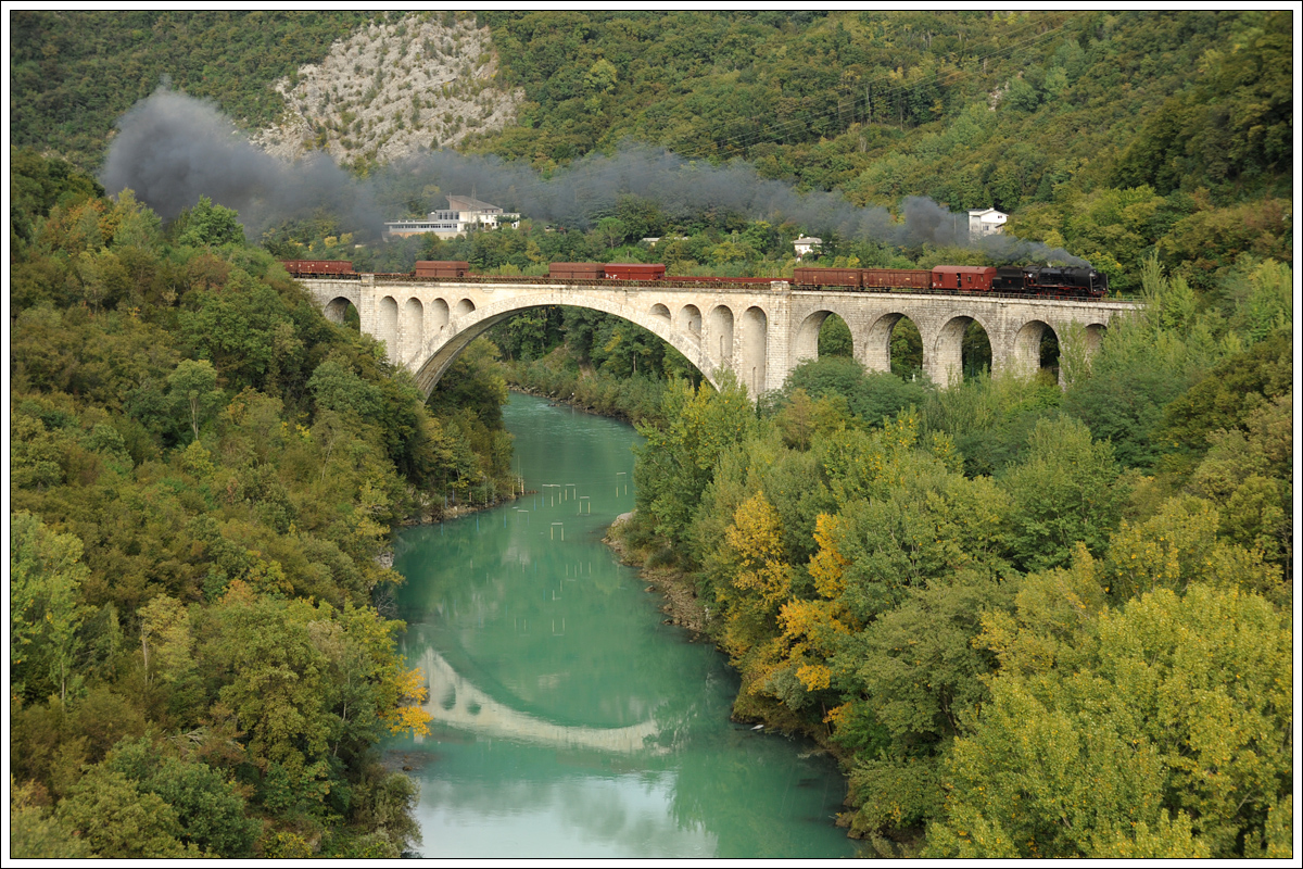 06-018 mit ihrem Fotozug 17029 von Grahovo nach Nova Gorica am 8.10.2015 kurz bei der Überquerung der 220 Meter langen Salcanobrücke (Solkanski most) in Solkan (Nova Gorica).