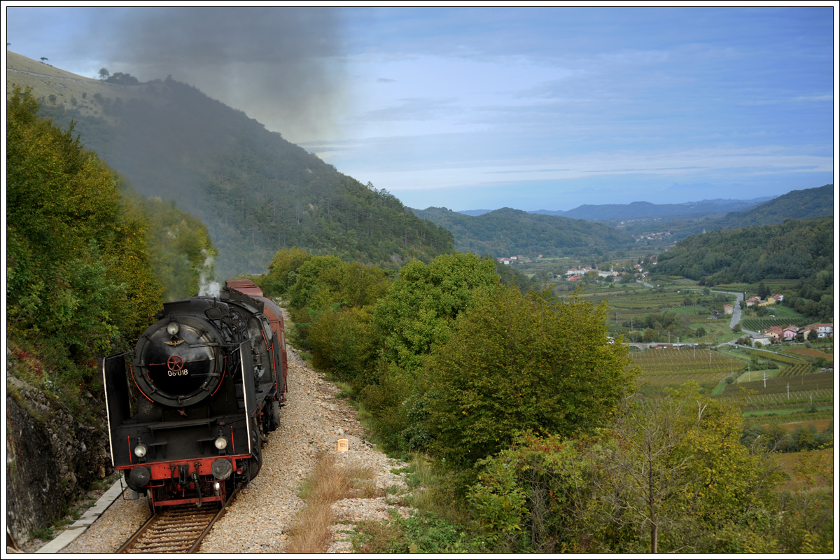06-018 mit ihrem Fotozug 17031 von Nova Gorica nach Sežana rund 3 Kilometer nach Branik am 9.10.2015.