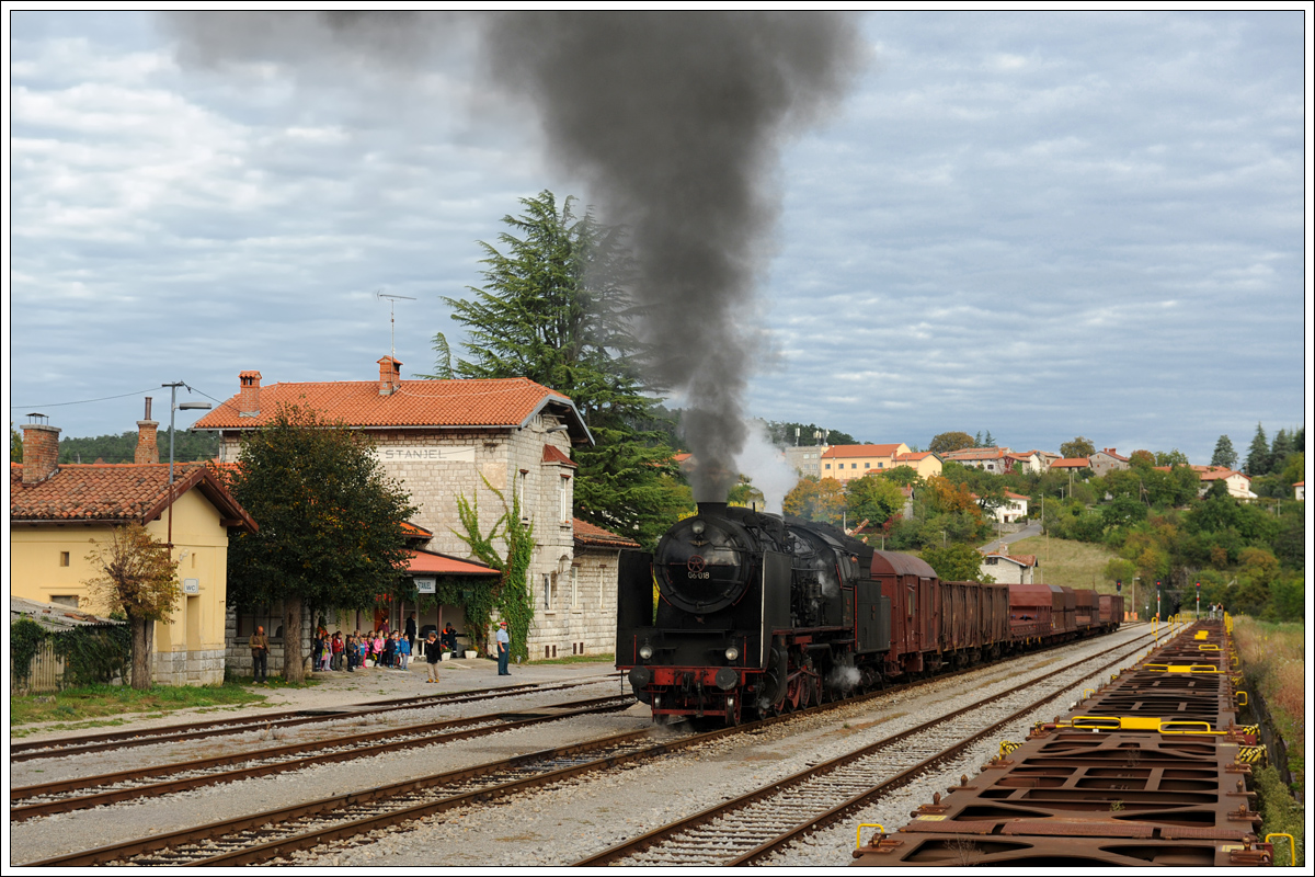 06-018 mit ihrem Fotozug 17031 von Nova Gorica nach Sežana, am 9.10.2015 in Štanjel.