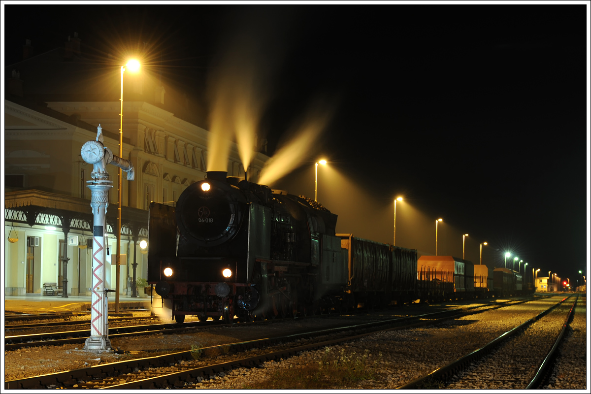 06-018 in Nova Gorica am Abend des 7.10.2015 im Zuge einer Fotoveranstaltung. Die Gleisbetretung erfolgte an allen 4 Tagen in Abstimmung mit dem zuständigen Personal. 