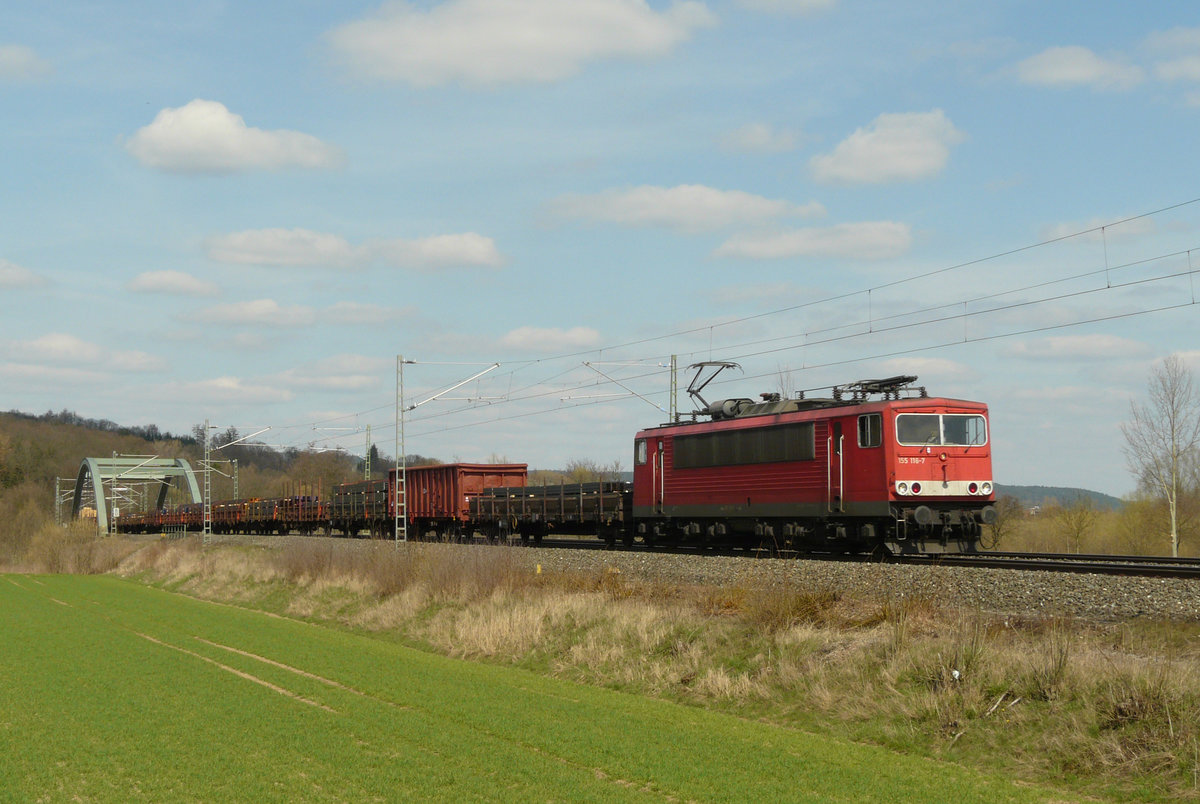 06. April 2010, Lok 155 116 fährt mit einem Güterzug aus Saalfeld in Richtung Lichtenfels. Fotografiert in der Nähe des Bahnüberganges Unterlangenstadt.