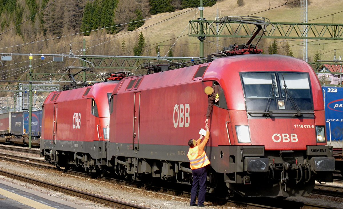 06. April 2011, Bahnhof Brenner, zwei Taurus-Loks,1116 073 und 1016 019, rüsten zur nächsten Fahrt.