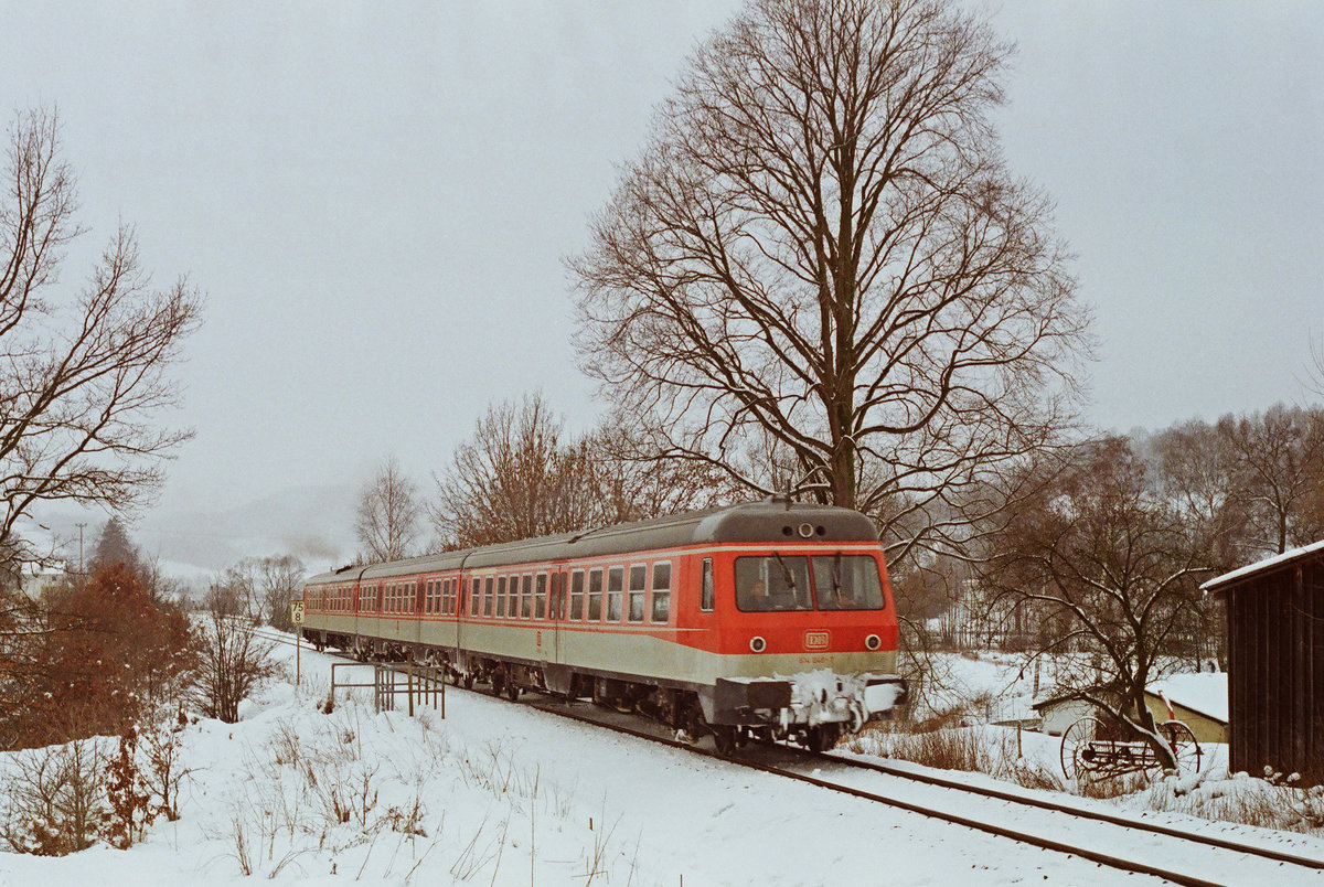 06. Dezember 1986, ein Tw der BR 614 fährt bei Trebgast in Richtung Neuenmarkt-Wirsberg.