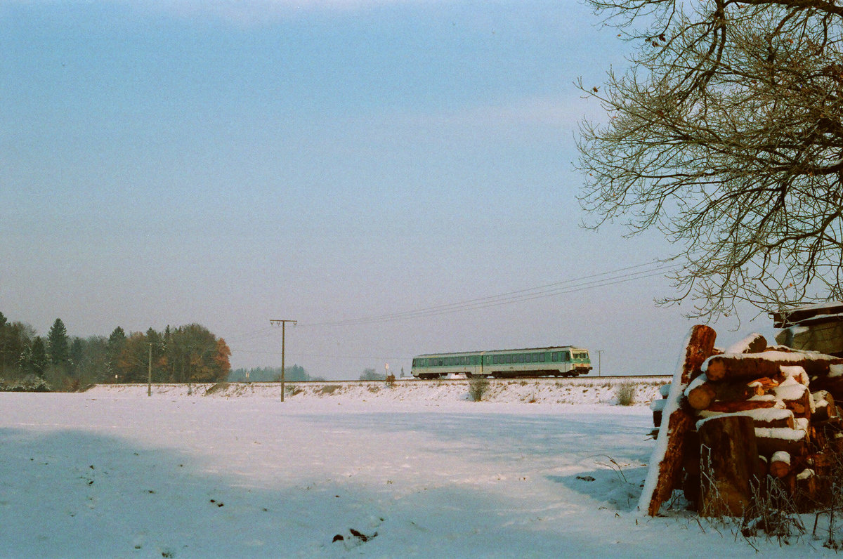 06. Januar 1995, zwischen Laufen und Freilassing fährt ein Triebwagen der BR 628 in Richtung Mühldorf.