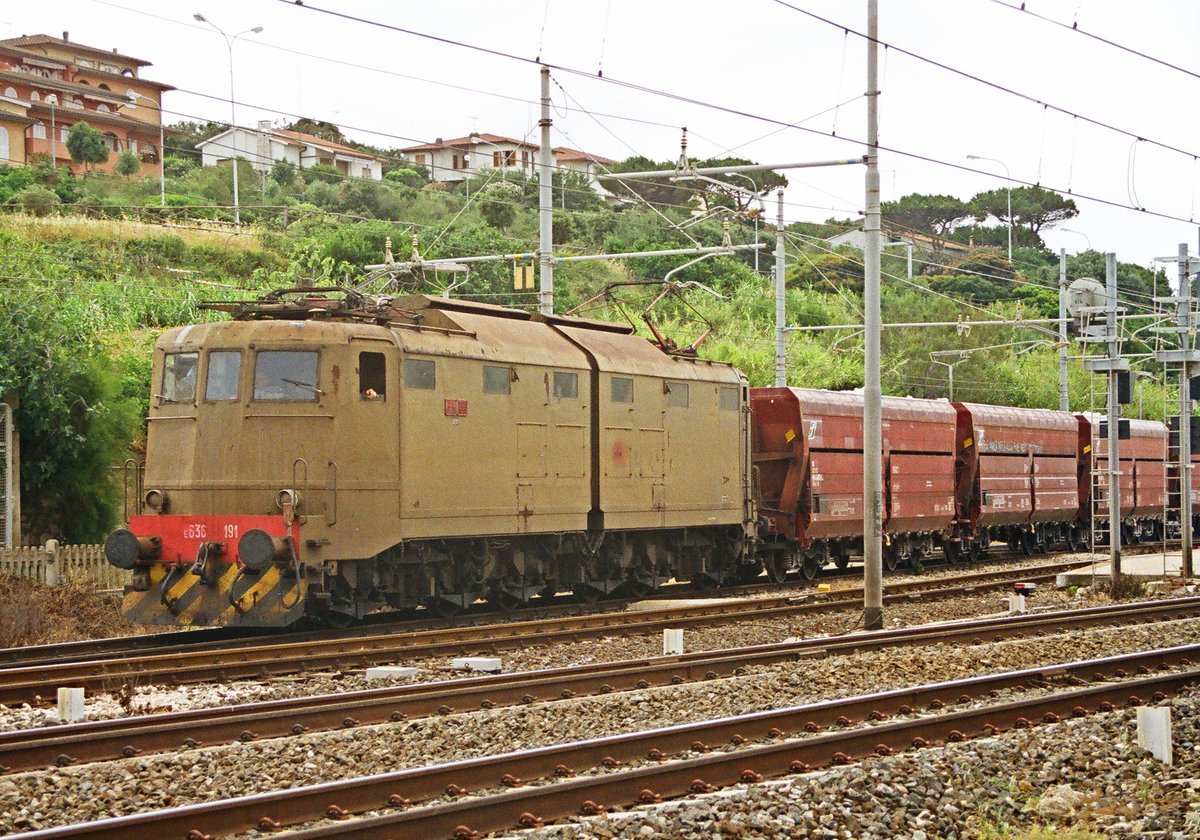 06. Juni 2001, Italien, auf dem Bahnhof in Vincento in der Toscana, die E-Lok FS E636 191 fährt mit einem  Güterzug durch. Zwischen 1940 und 1962 wurden insgesamt 469 Exemplare der Baureihe E636 beschafft. Sie war für den Personen- und Güterzugdienst konzipiert. Bauart: Zweigeteilter Lokkasten und Achsfolge Bo'Bo'Bo'. 