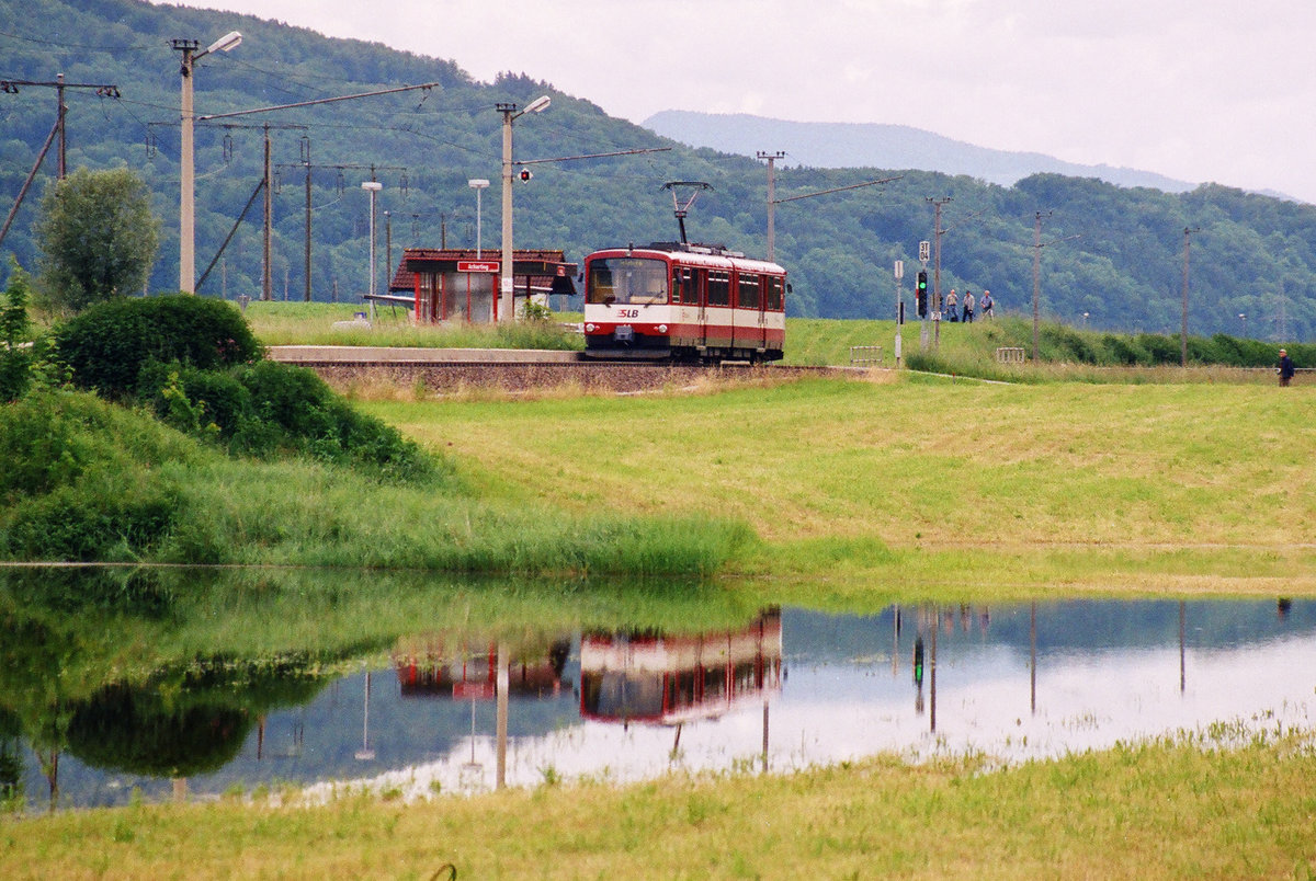 06. Juni 2004, ET44 der SLB hat auf seiner Fahrt nach Salzburg die Haltestelle Anthering erreicht. Einen See gibt es hier eigentlich nicht, in den letzten Tagen hat es stark geregnet.