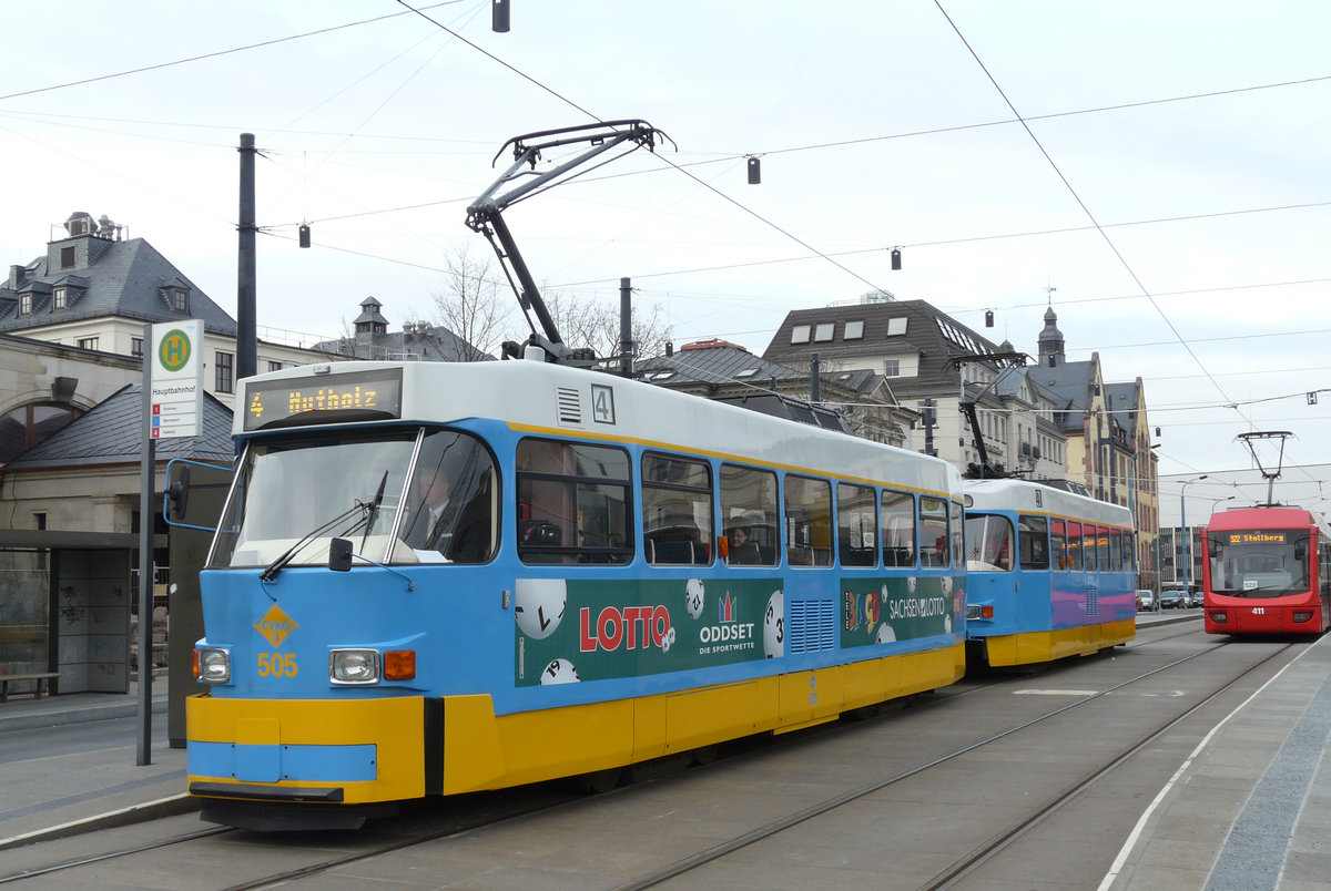 06. März 2008, Straßenbahn TatraT3D in Doppeltraktion, Hersteller CKD Prag 1969-1987, modernisiert bei DWA Bautzen, am Hauptbahnhof. Im Hintergrund steht Wagen 411 der Linie 522 nach Stollberg.
