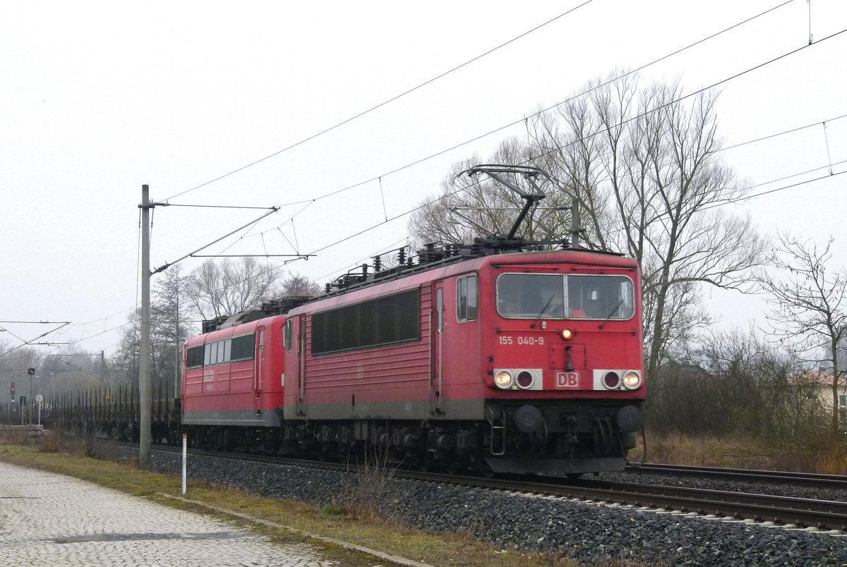 06. März 2014, Ein Güterzug in Richtung Saalfeld, geführt von Lok 155 040, fährt durch den Haltepunkt Küps. Die zweite Lok ist 151 076.