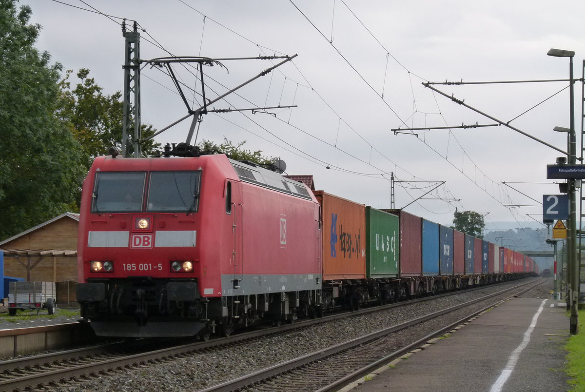 06. Oktober 2015, Lok 185 001 fährt mit einem Container-Ganzzug durch Gundelsdorf in Richtung Saalfeld.