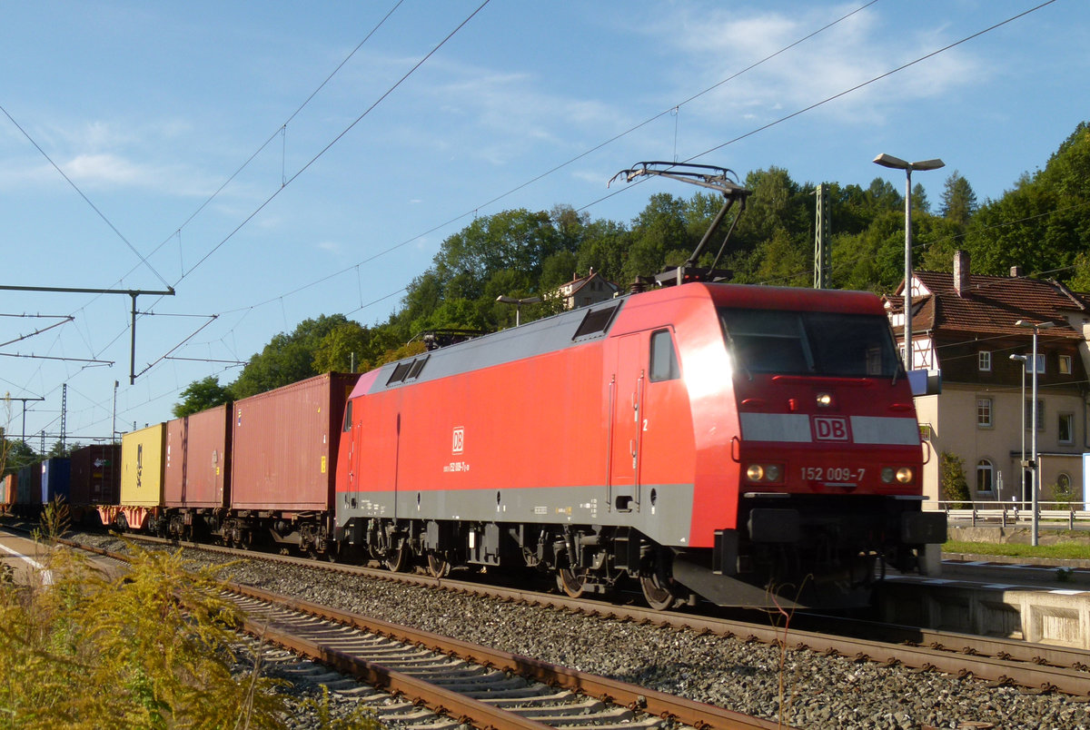 06. September 2011, Lok 152 009 befördert einen Güterzug in Richtung Saalfeld durch den Bahnhof Kronach.