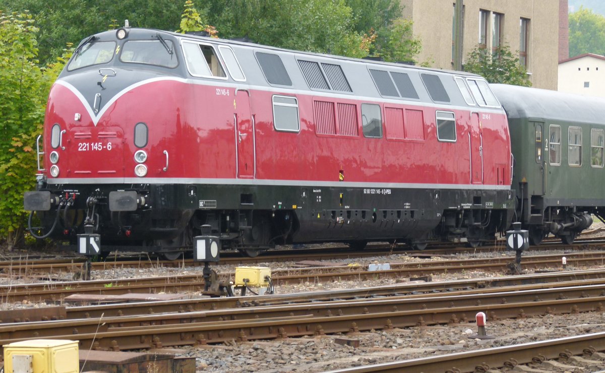 06. September 2014, In Meiningen fanden  die XX. Dampfloktage statt. Zahlreiche Besucher kamen mit Sonderzügen. Hier steht die Lok 221 145 mit einem Zug aus Oberhausen auf dem Bahnhof.