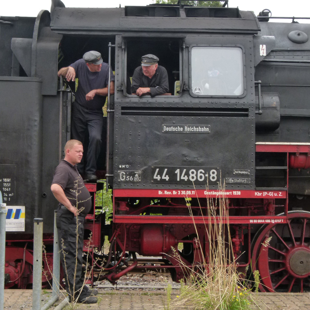 06. September 2014,  Rast im Grünen  XX. Dampfloktage in Meiningen. Ein Sonderzug .  der Arbeitsgemeinschaft NostalgieZugReisen kam aus Hamburg. Gestartet war er mit der E-Lok 127 001 „EuroSprinter“, Ab Kassel übernahm Lok 41 096 der „Dampflok-Gemeinschaft 41 096 e.V.“ aus Salzgitter-Klein Mahner. Ab Eisenach war dann 44 1486 am Zug. 