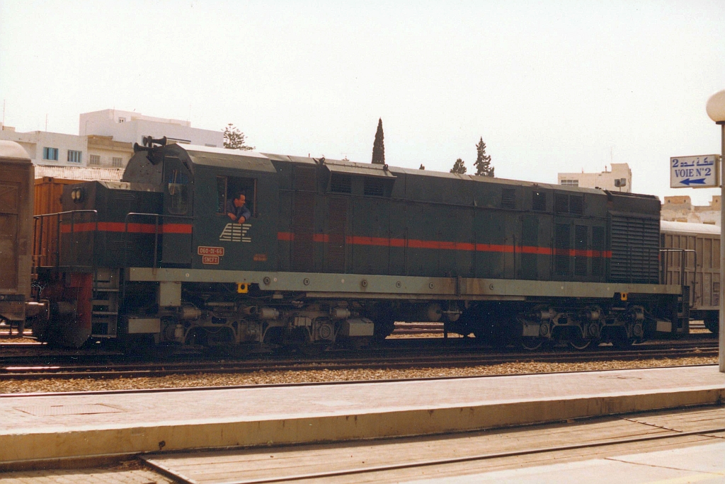 060-DI-66 (Co'Co', de, Hersteller: MLW, Type: MX620, Fab.Nr.: M6065-16, Baujahr 1973) fährt im April 1999 mit einem Güterzug durch Sousse. (Fotoscan)