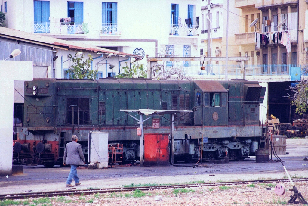 060-GR-501 (Co'Co', de, Hersteller: GM, Type: GR12, Fab.Nr.: 28354, Baujahr 1964) am 25.Dezember 2001 im Depot Sousse. (Fotoscan)