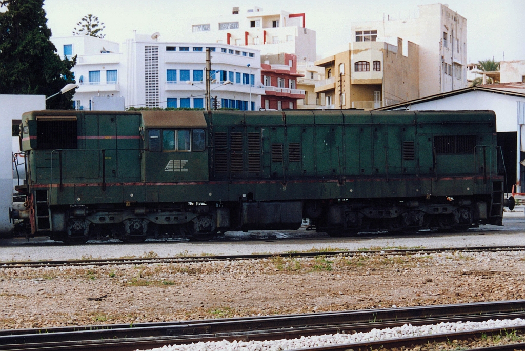 060-GR-505 (Co'Co', de, Hersteller: GM, Type: GR12, Fab.Nr.: 31867, Baujahr 1966) am 02.Jänner 2002 im Depot Sousse. (Fotoscan)