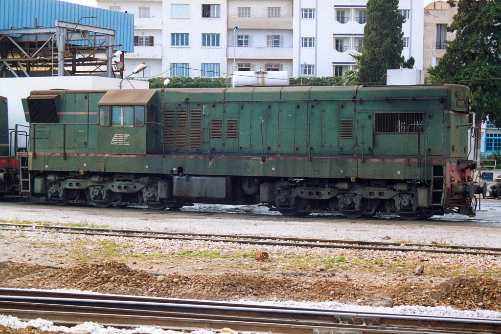 060-GR-505 (Co'Co', de, Hersteller: GM, Type: GR12, Fab.Nr.: 31867, Baujahr 1966) am 02.Jänner 2002 im Depot Sousse. (Fotoscan)