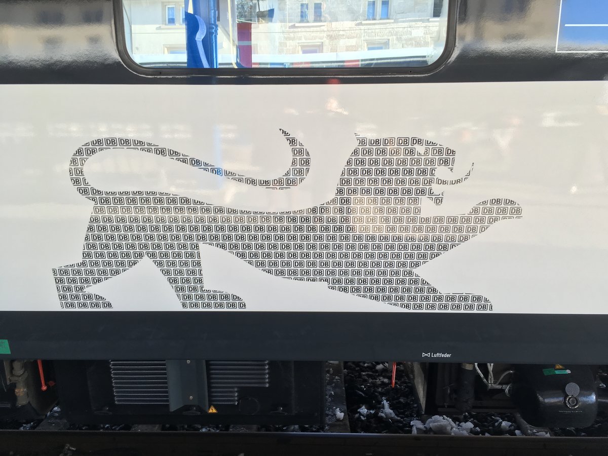 06.01.17 Bahnhof Aalen; 612 008; Landesdesign BW Der Löwe des Landesdesign BW in der Nahaufnahme bestehend aus jede Menge kleine DB zeichen. 