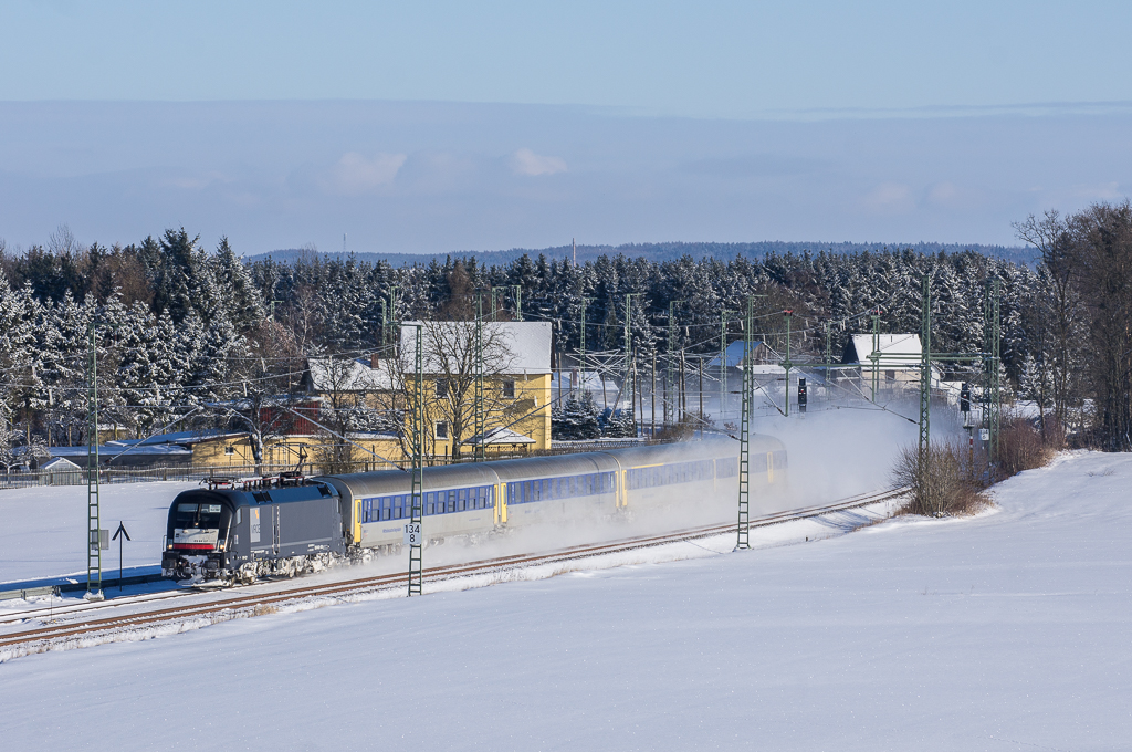 06.01.17 RE Ersatzverkehr (MRB) mit ES 64 U2 030 und MRB Wagenpark bei Kornbach.
Fahrtrichtung Hof.