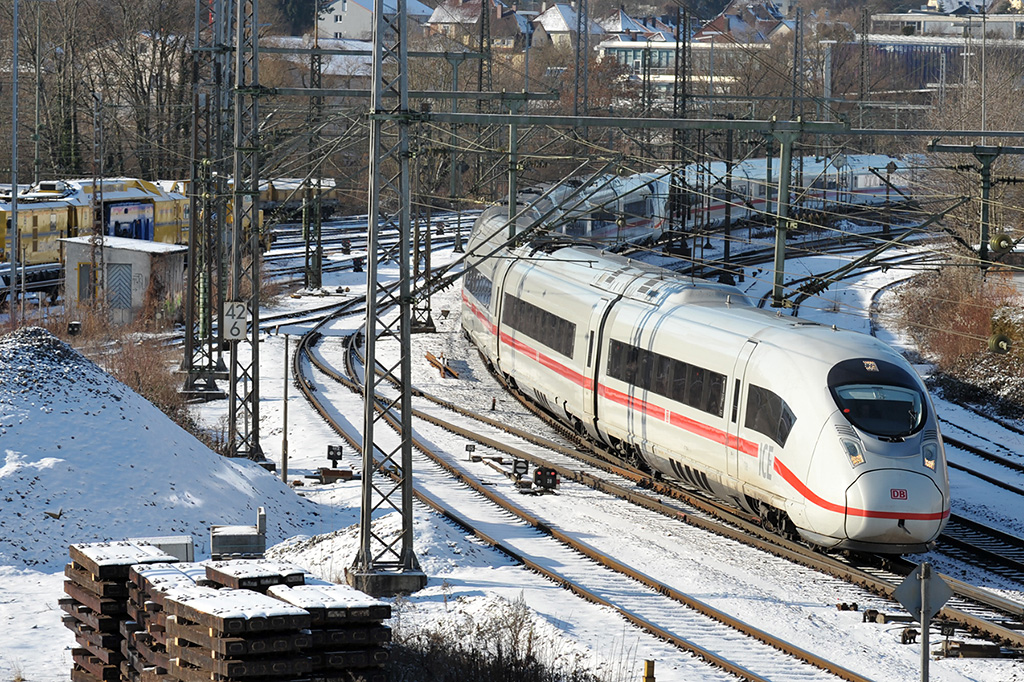 06.01.2017 ICE bei der Ausfahrt aus dem Göppinger Bahnhofsbereich in Richtung Ulm