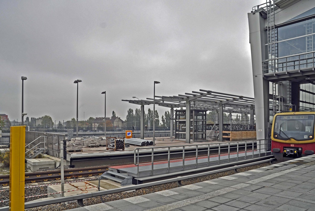 06.0.2013 Bf Ostkreuz; neben der Ringbahnhalle fr die S-Bahn wchst der Ringbahnsteig fr die Regionalbahn