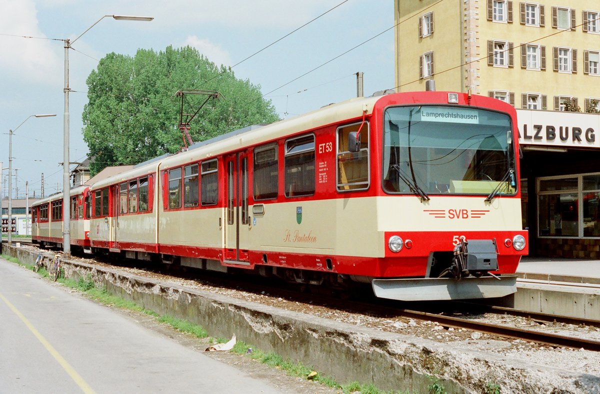 06.05.1993 Salzburger Verkehrsbetriebe (SVB), der Triebwagen 53 steht am Endpunkt der Lokalbahn vor dem Salzburger Hauptbahnhof. Zu der Zeit befand sich die Anlage noch im Straßenniveau, mittlerweile ist die Bahn in den Untergrund verlegt worden.
