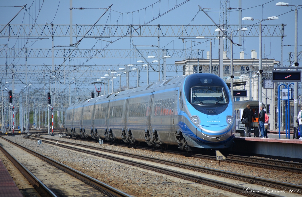 06.05.2017, Bahnhof Gdynia Główna (Gdingen Hauptbahnhof), Pendolino ED250-013 der PKP InterCity als EIP 5306 nach Kraków Główny (Krakau Hauptbahnhof).