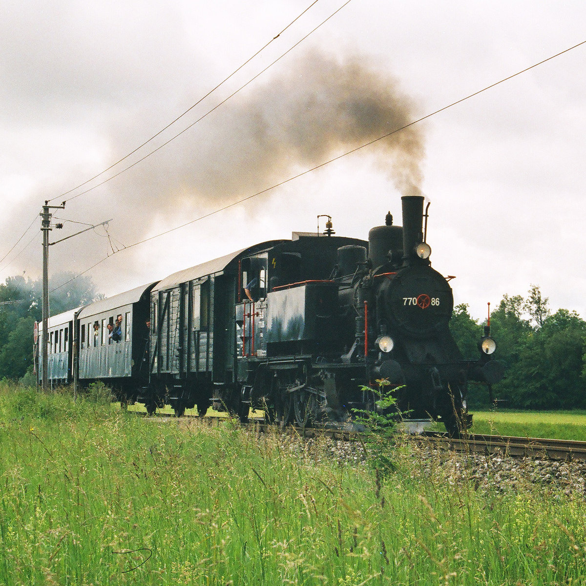 06.06.2004, Aus Anlass des 30. Geburtstages der Östereichischen Gesellschaft für Eisenbahngeschichte (ÖGEG) fanden auf der Strecke der Salzburger Lokalbahn  	Sonderzugfahrten statt. Fotografiert habe ich die 770.86 mit ihrem Lokalbahnzug bei Anthering.  