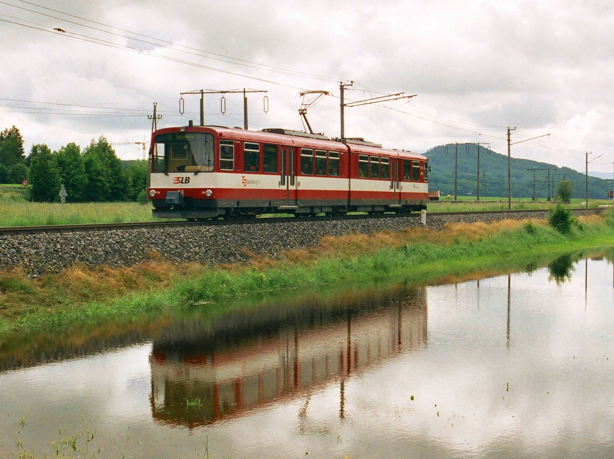 06.06.2004, Österreich, Salzburger Land, ET 44 der SLB bei Anthering. Die Pfütze hatte ich am 6. Mai 2019 schon mal gezeigt.