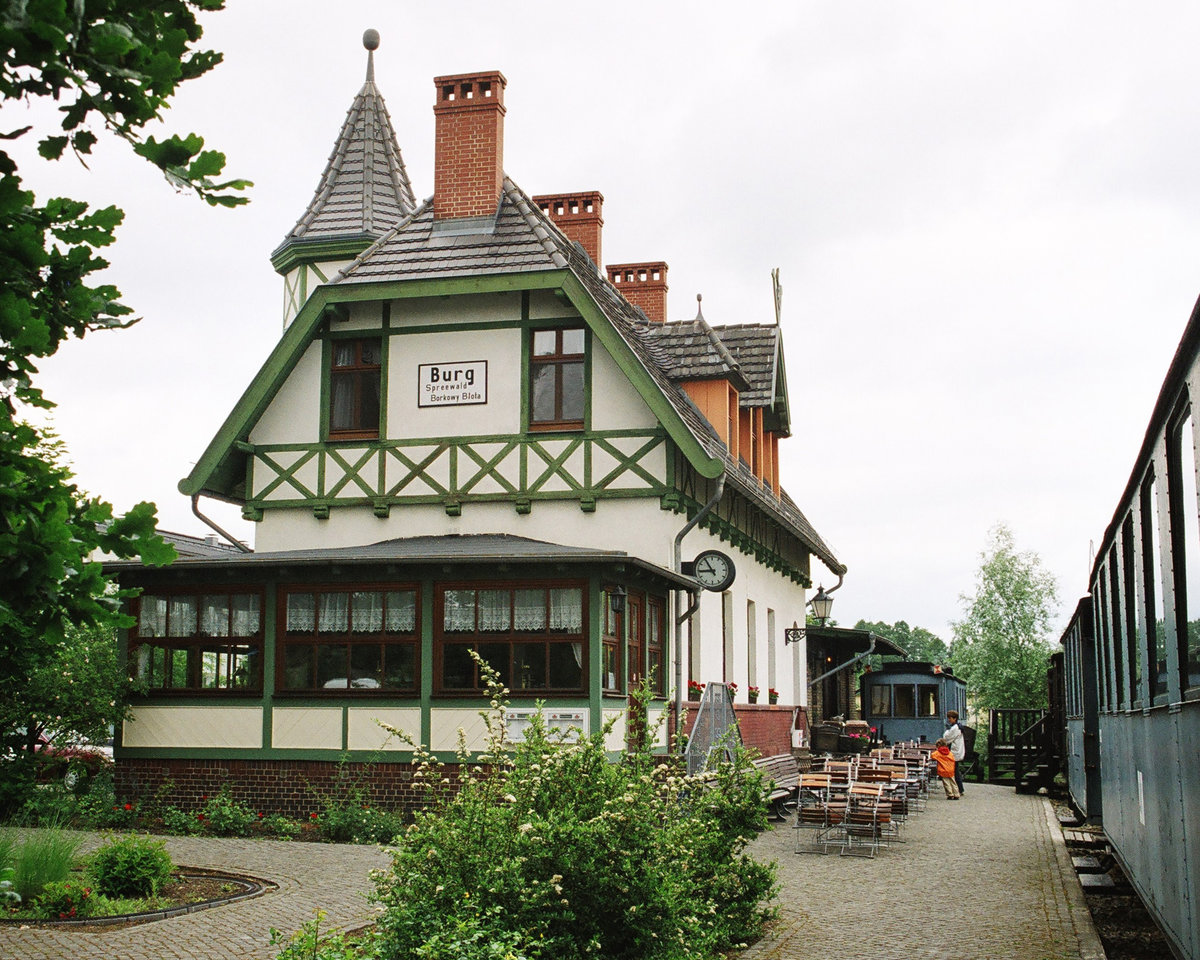 06.06.2005	Burg im Spreewald. Die von mir besuchten ehemaligen Bahnhöfe der bis Ende 1969 verkehrenden Spreewaldbahn machten einen durchweg guten Eindruck. Oft sind es Gastwirte, die die Chance genutzt haben die Immobilien gewinnbringend zu nutzen und vor dem sonst oft beobachteten Vandalismus und Verfall zu bewahren.