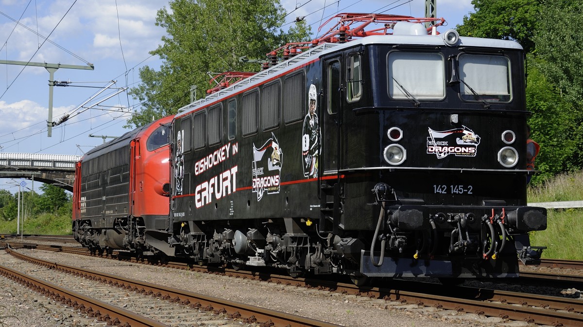 06.06.2014 Die Nohab schieb den Holzroller durch den Bf Neumark/Sachs.