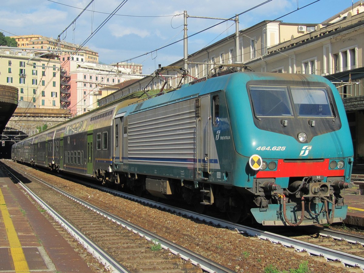 06.06.2016 18:19 FS E.464 625 30 mit einem Reginalzug (R) aus Genova Nervi nach Genova Voltri in Genova Piazza Principe.