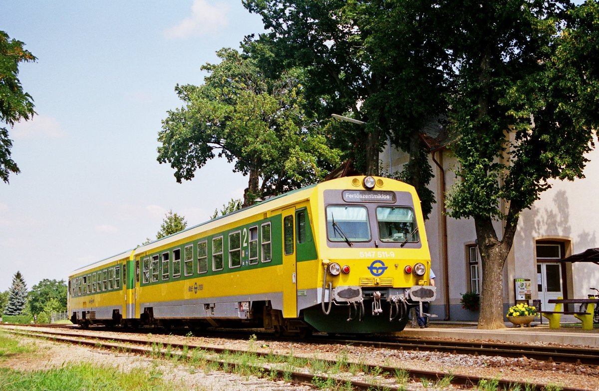 06.08.2002, Burgenland, Bahnhof Frauenkirchen, ungarisches Triebwagenpaar der ROeEE/GYSEV (Raab-Ödenburger Eisenbahn) nach Fertöszentmiklos, vorn Tw 5147 511.
