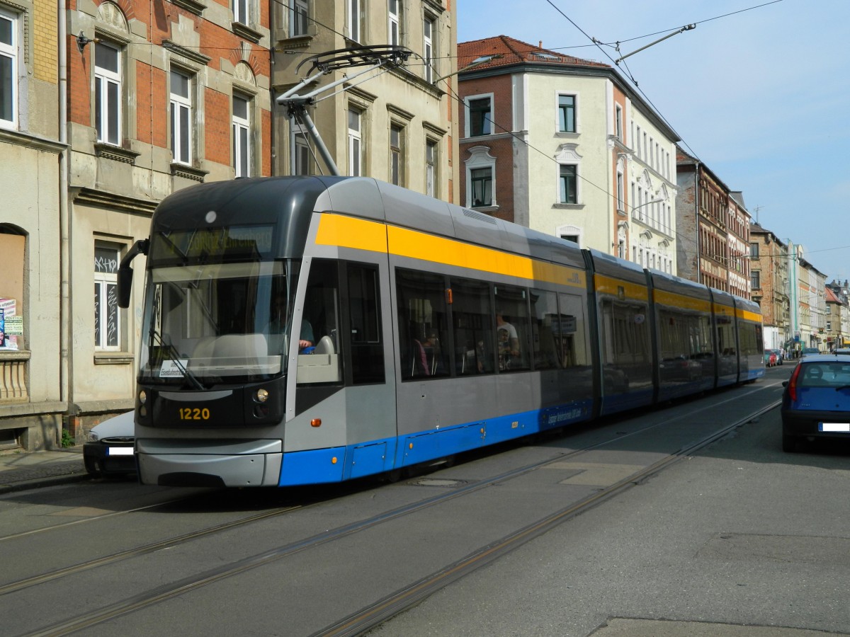 06.08.2014 - Georg-Schwarz-Straße in Leipzig - LVB NGT12 (Bombardier Transportation) Betriebsnummer 1220 auf Linie 7 Richtung Böhlitz-Ehrenberg.