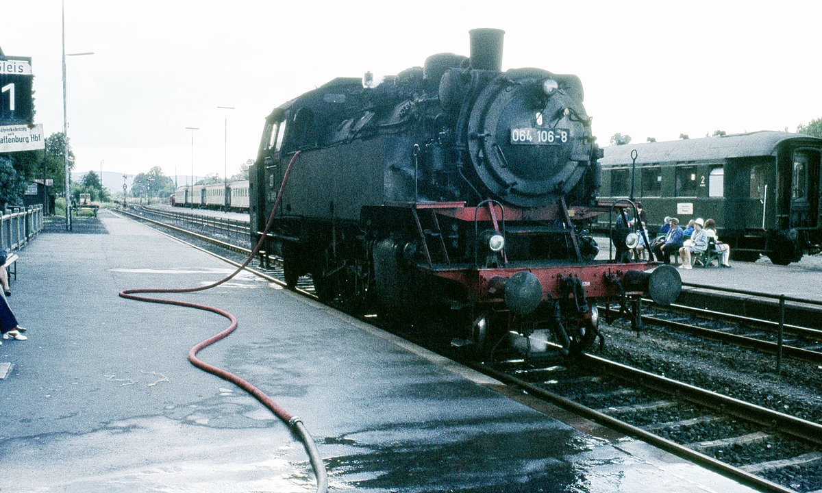 064 106  Wassernehmen mit Schlauch am Bahnsteig