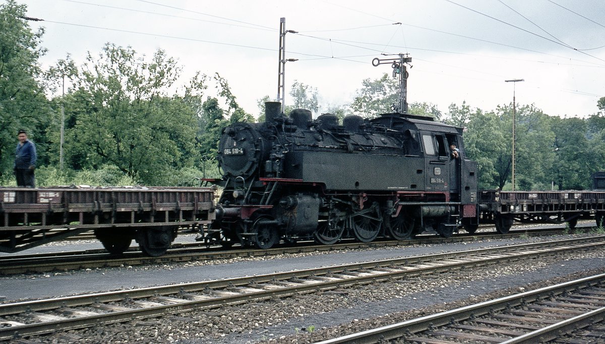 064 518  Bauzug   im Bhf.  Tübingen