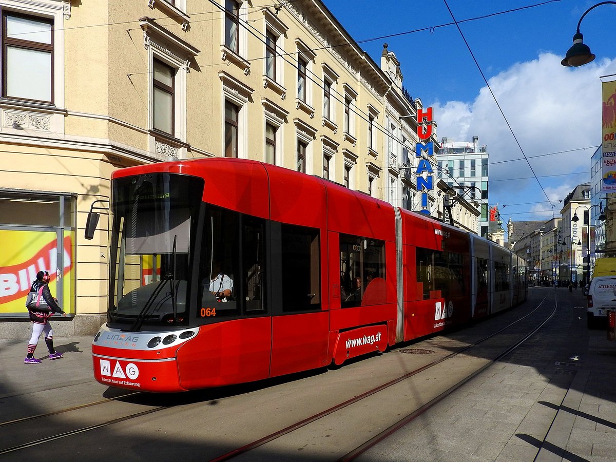 064 der Linz-AG am Weg in Richtung Trauner-Kreuzung; 180406