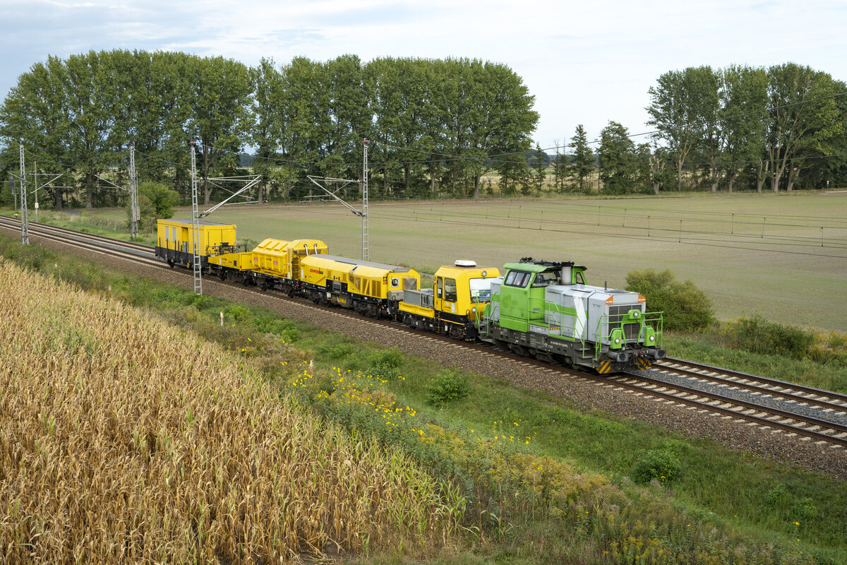 0650 109 mit einem kurzen Bauzug, n�rdlich von Trebbin, f�hrt in Richtung Leipzig. Die Sonne hinter den Wolken lie�en den sch�nen kurzen Zug blas wirken. Dieser Zug kam von der InnoTrans aus Berlin 26.09.2026