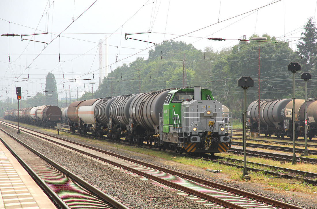 0650 148 ist aktuell im Leiheinsatz für die RBH Logistics GmbH.
Das Foto zeigt die Lok mit Wagen für die Raffinerie in Gelsenkirchen-Scholven, kurz vor der Abfahrt im Bahnhof Gladbeck West.
Das Bild entstand am 1. Juni 2018.