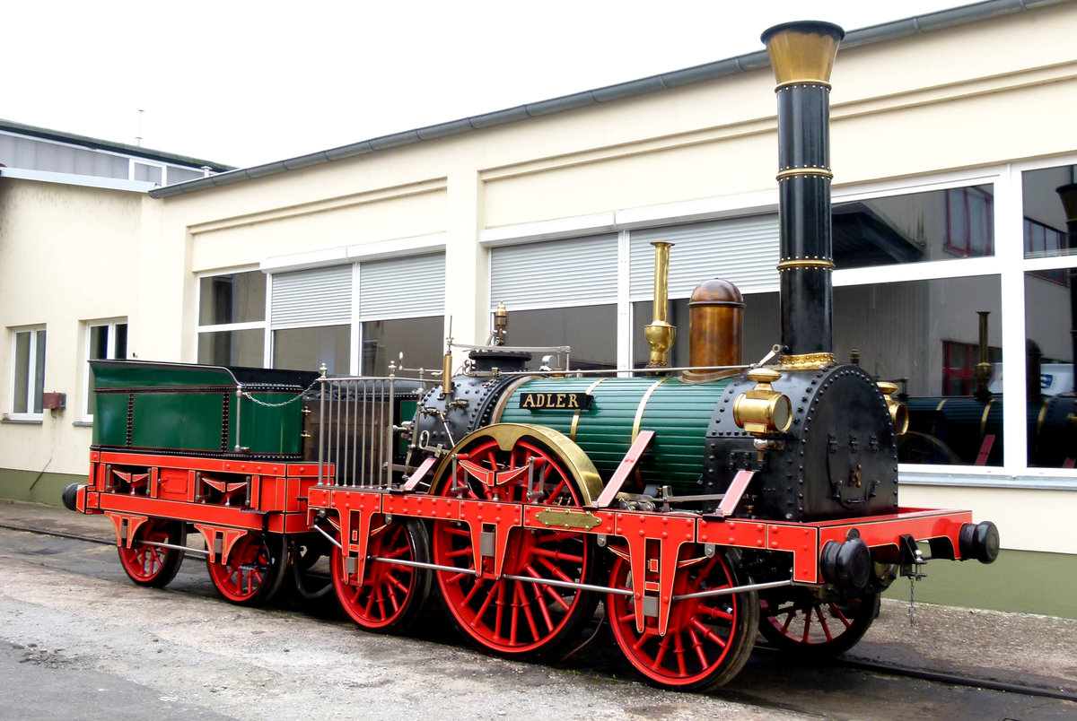 06.September 2014 im Dampflokwerk Meinigen. Der  Adler  stand für einen Augenblick im freien  Schussfeld  am Halleneingang. Der 1935 von der Deutschen Reichsbahn im Aw Kaiserslautern hergestellte Nachbau des Originals wurde bei dem Brand im Depot des Verkehrsmuseums am 17. Oktober 2005 schwer beschädigt. Am 7. November hob ein Bergungstrupp der Preßnitztalbahn mit einem Autokran das Wrack aus den Trümmern des Lokschuppens und brachte es zum Dampflokwerk Meiningen. Die Rekonstruktion lief Mitte April 2007 an und war im Oktober 2007 abgeschlossen.