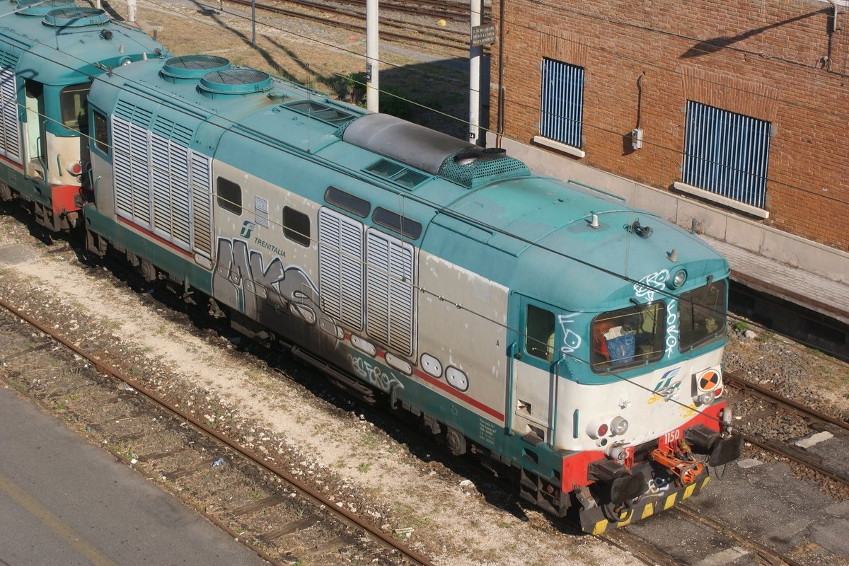 07 aug 2009, Roma San Lorenzo depot. D445.1150 ( with a sister behind ), the two locomotives were used for assistance to the high-speed trains in line, for this service a special coupler was installed.