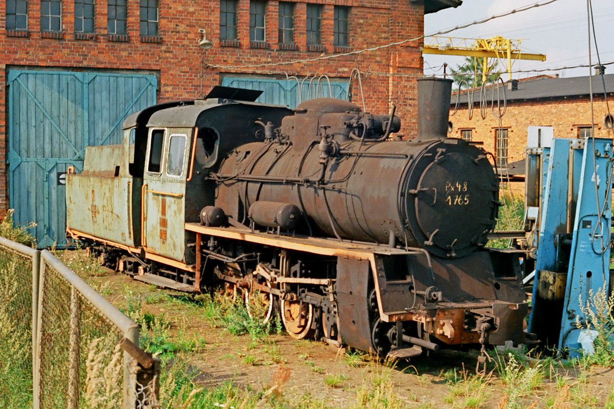 07. August 1993, auf der Fahrt von Marienburg nach Breslau  stand mir dieses Schmalspurrelikt in Smiegel im Weg : Dampflok Px48 1765. Hersteller: Fabryka Lokomotyw im. Feliksa Dzierżyńskiego, Chrzanów. Numer fabryczny 3050. Rok produkcji 1953.
