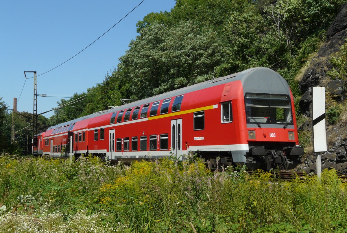 07. August 2008, Dresden, im Plauenschen Grund in der Nähe der ehemaligen Felsenkeller-Brauerei an der Weißeritz. S-Bahn von Dresden nach Tharandt auf der Eisenbahnstrecke nach Freiberg - Chemnitz - Werdau.