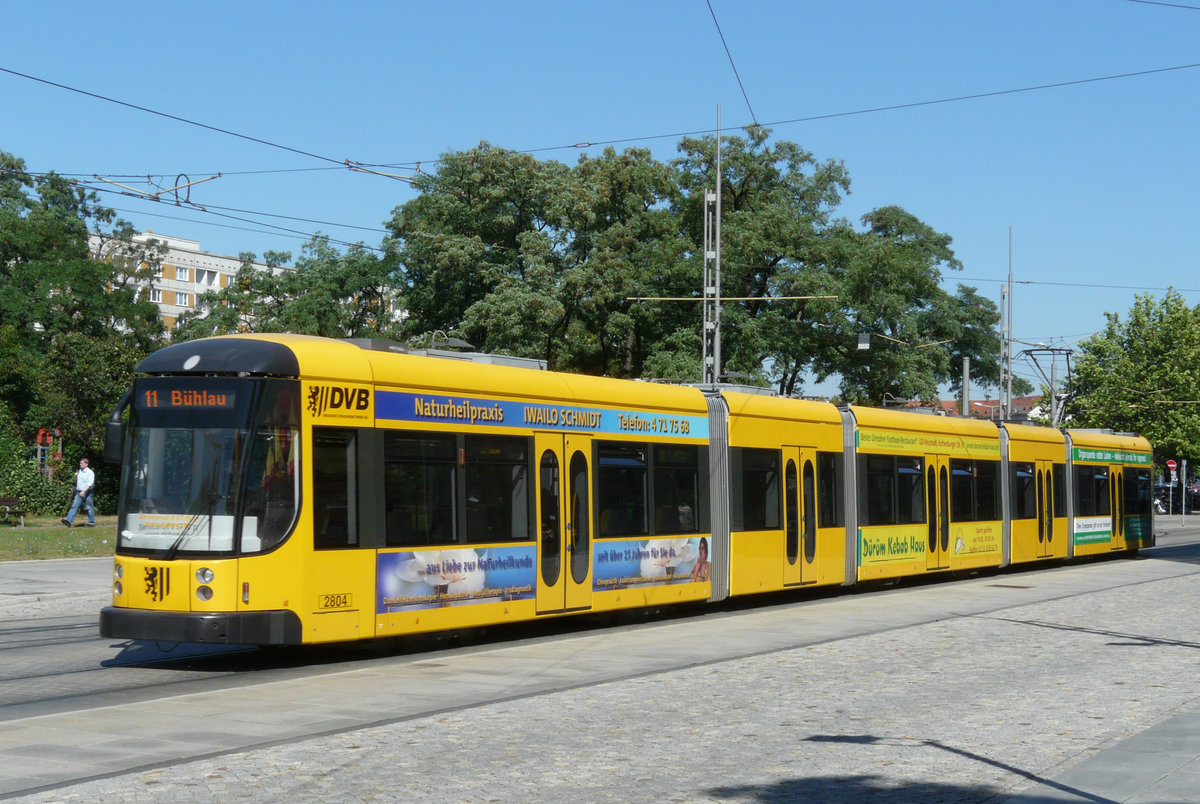 07. August 2008, Dresden, Straßenbahn des in Bautzen gebauten Typs NGT12DD Dresden auf der Wallstraße. Die 5-teiligen Züge mit den 28er Nummern besitzen in den langen Wagenteilen 2 zweiachsige Drehgestelle. Die kurzen Teile sind dazwischen gehängt.