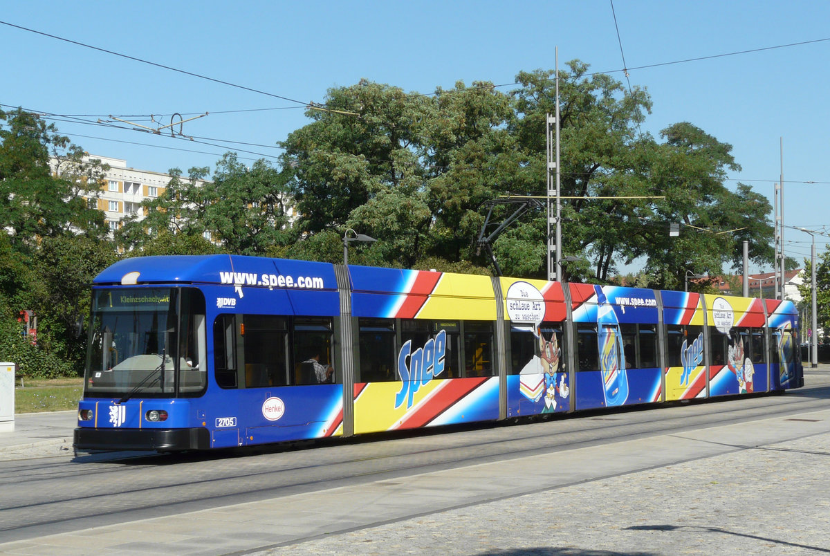 07. August 2008, Dresden, Straßenbahnzug der Linie 1 an der Haltestelle Wintergartenstraße. Bei diesem 7-teiligen Gelenktriebwagen NGT8DD befindet sich in den kurzen Wagenteilen jeweils ein zweiachsiges Fahrgestell. Die längeren Teile sind dazwischen aufgehängt.