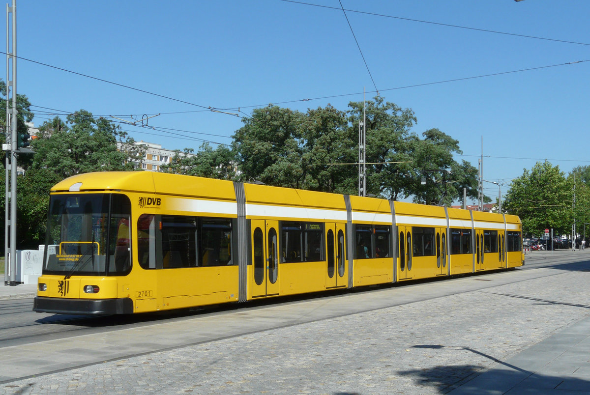 07. August 2008, Dresden, Straßenbahnzug der Linie 1 an der Haltestelle Wintergartenstraße. Bei diesem 7-teiligen Gelenktriebwagen NGT8DD befindet sich in den kurzen Wagenteilen jeweils ein zweiachsiges Fahrgestell. Die längeren Teile sind dazwischen aufgehängt. 