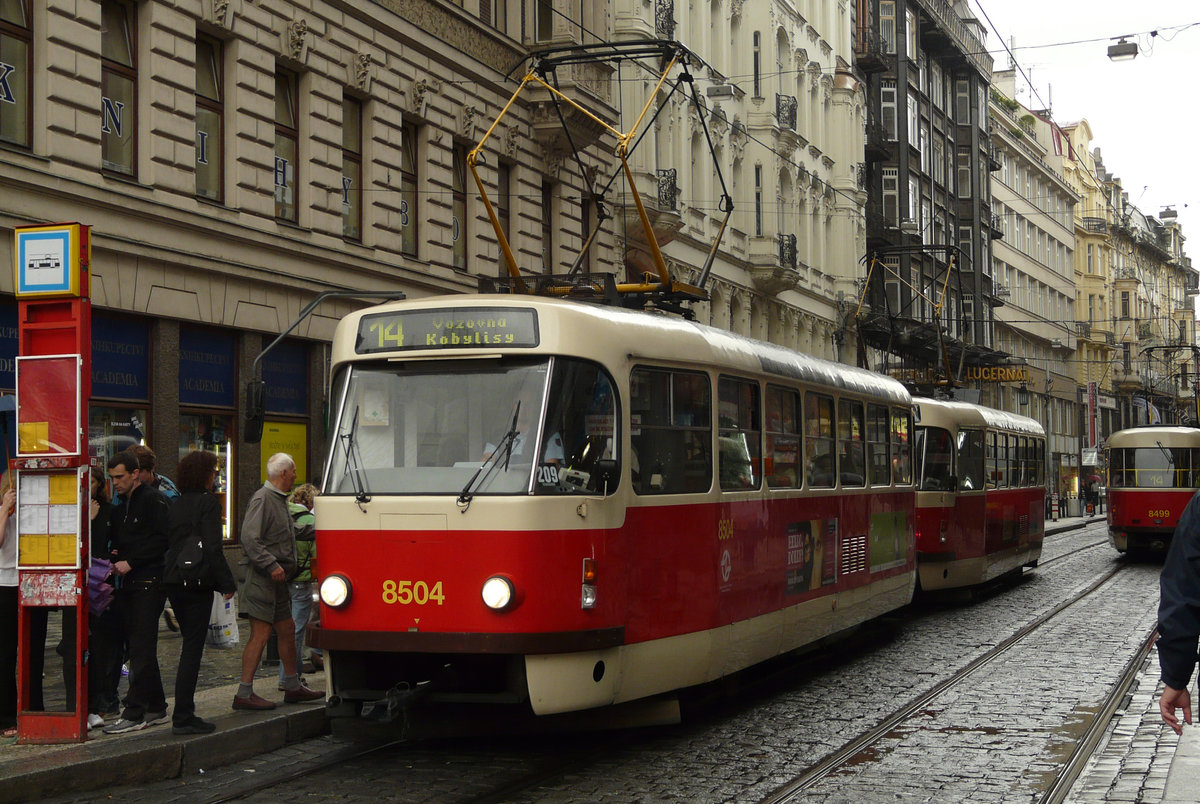 07. August 2010, Prag im Dauerregen. Ein Zug des Typs Tatra T3R.P am Wenzelsplatz.