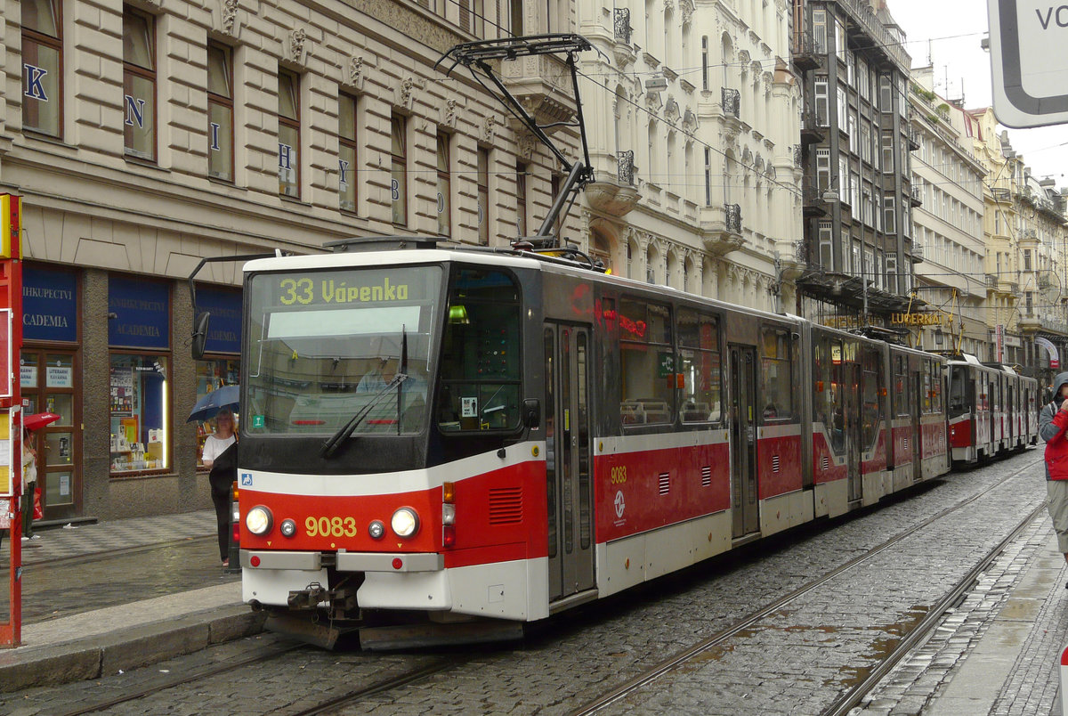 07. August 2010, Prag im Dauerregen. Die Straßenbahn kreuzt den Wenzelsplatz.  Im Rahmen einer grundlegenden Modernisierung wurde in den Jahren 2005 bis 2015 alle Triebwagen der Baureihe KT8D5 umgebaut. Der Mittelteil (C-Teil) erhielt zwischen den Drehgestellen einen niederflurigen Boden.